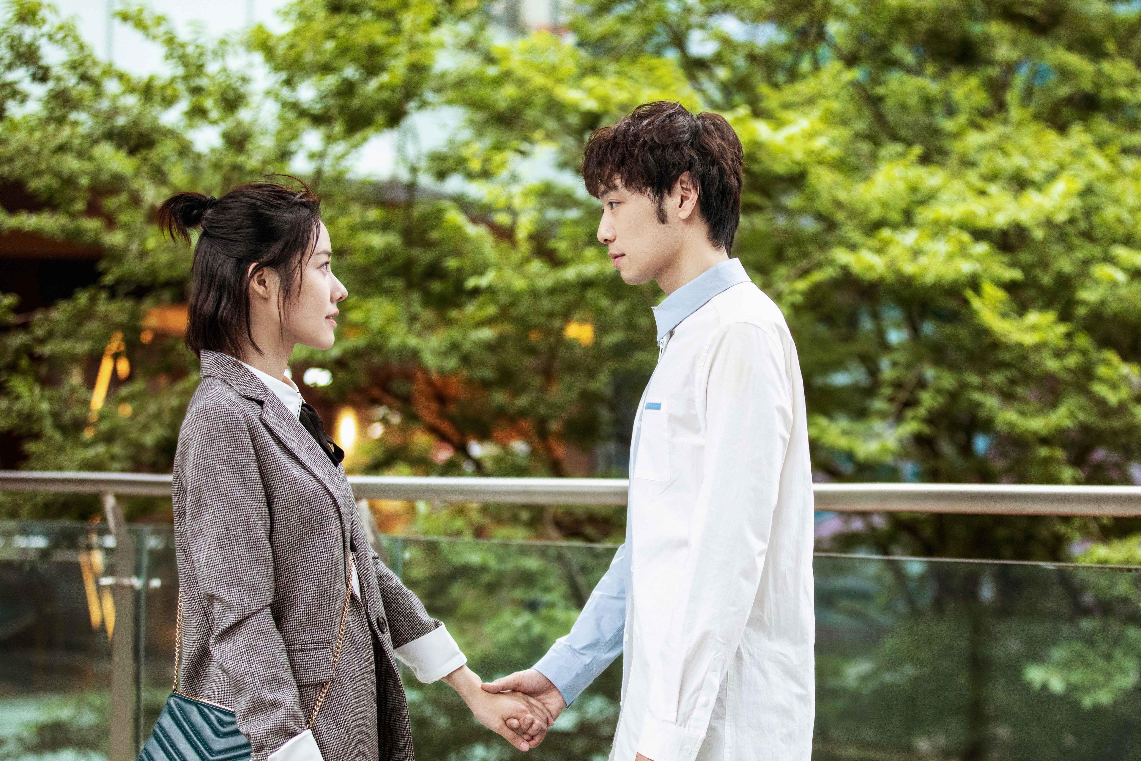 比赛中出现的争执事件引起了裁判的干预，比赛中出现严重受伤事故,裁判员应该