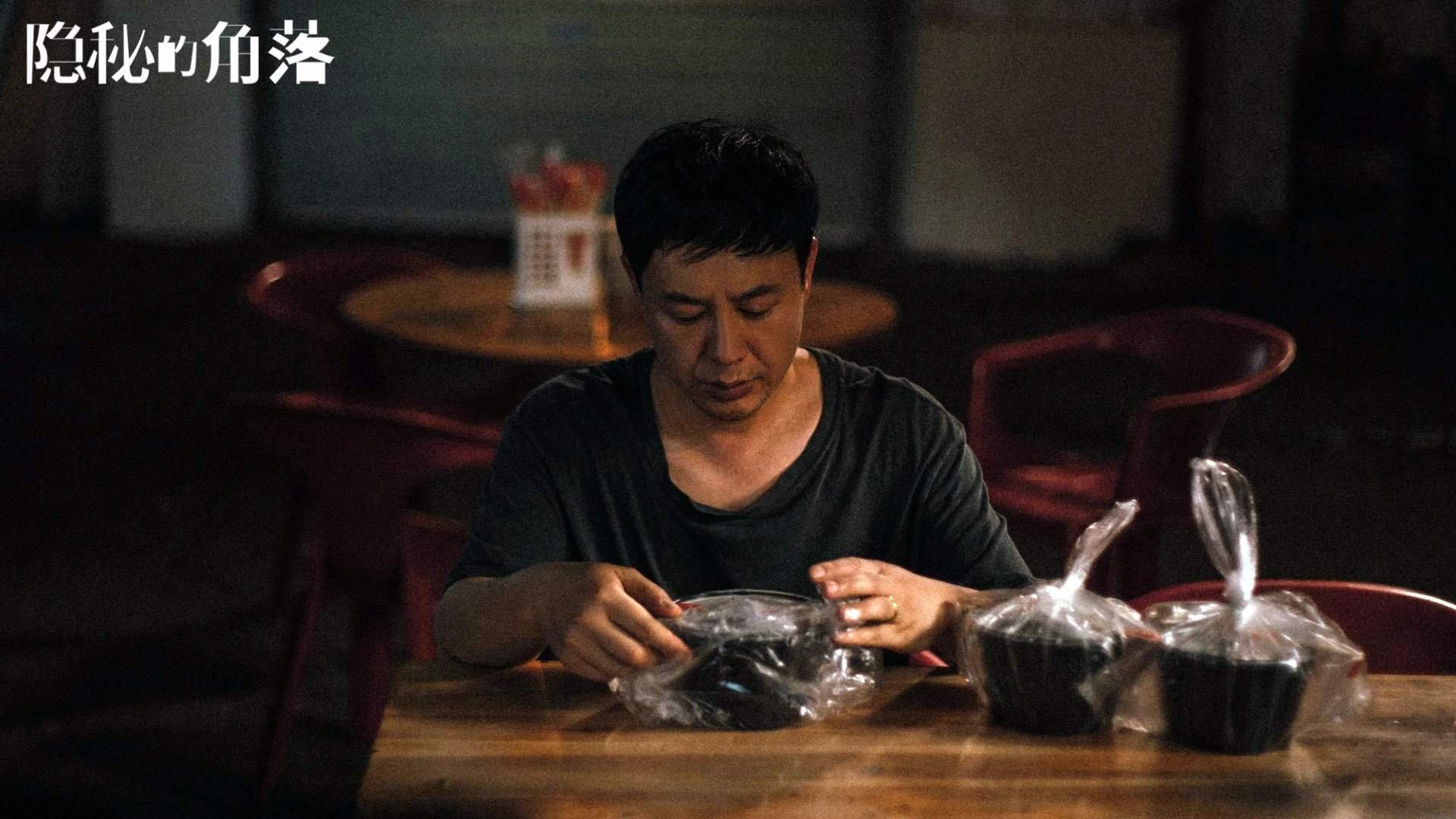 湖人后卫展示控球技巧连续摆脱三名防守者，湖人后卫展示控球技巧连续摆脱三名防守者